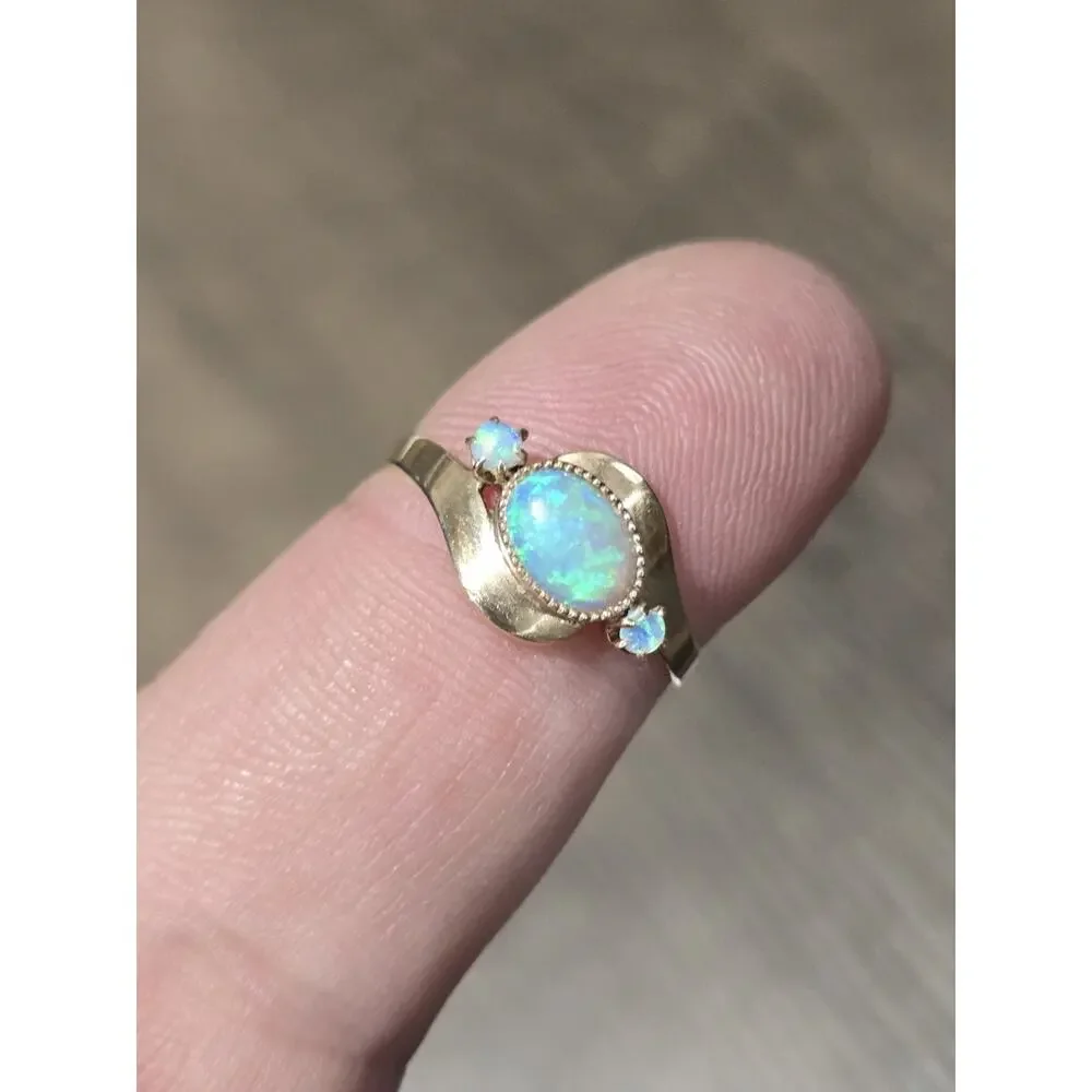 Vintage 10k Yellow Gold Women's Oval Opal Ring w/ 2 round size stones Size 7